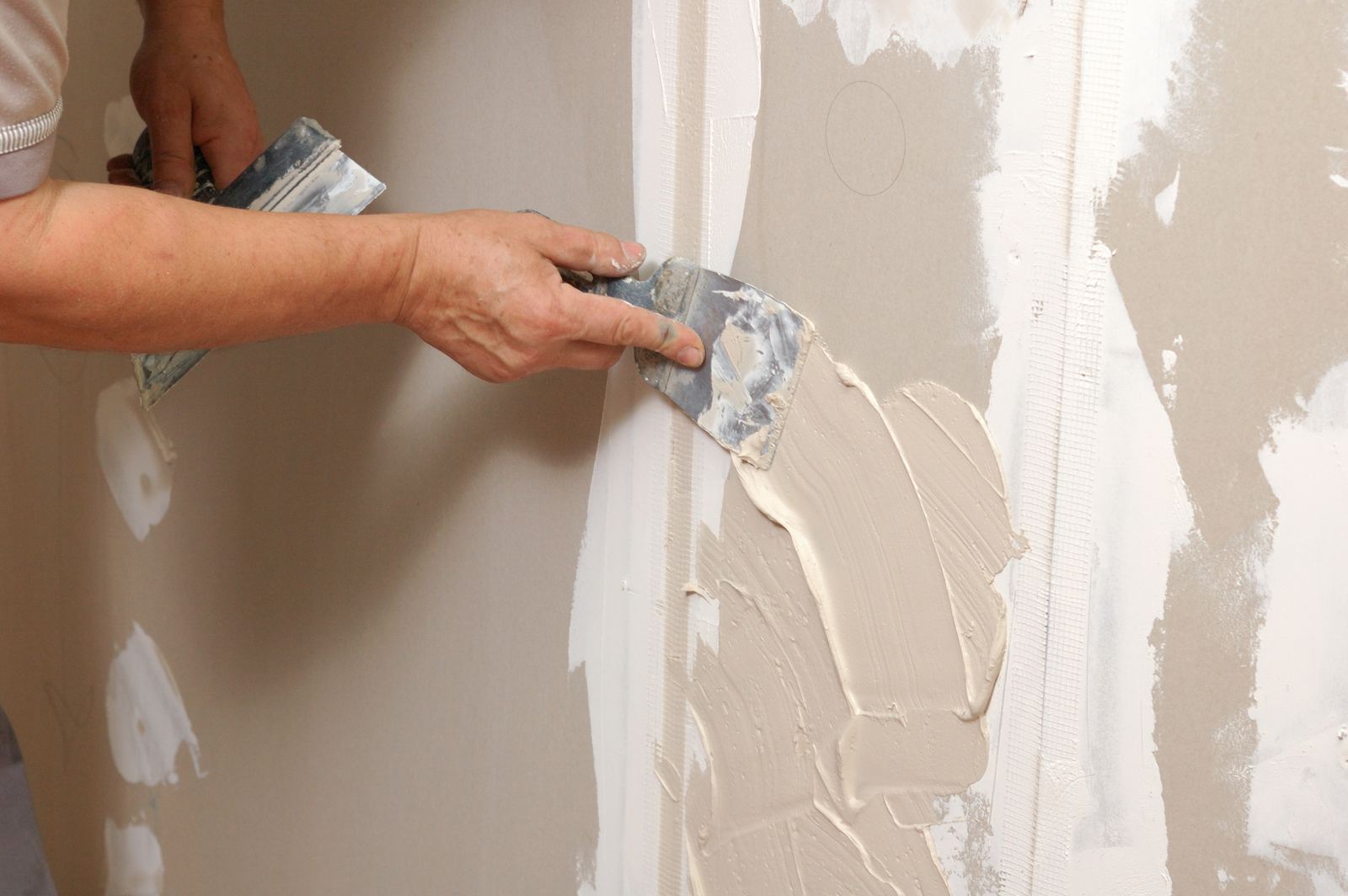 Applying joint compound to a drywall seam